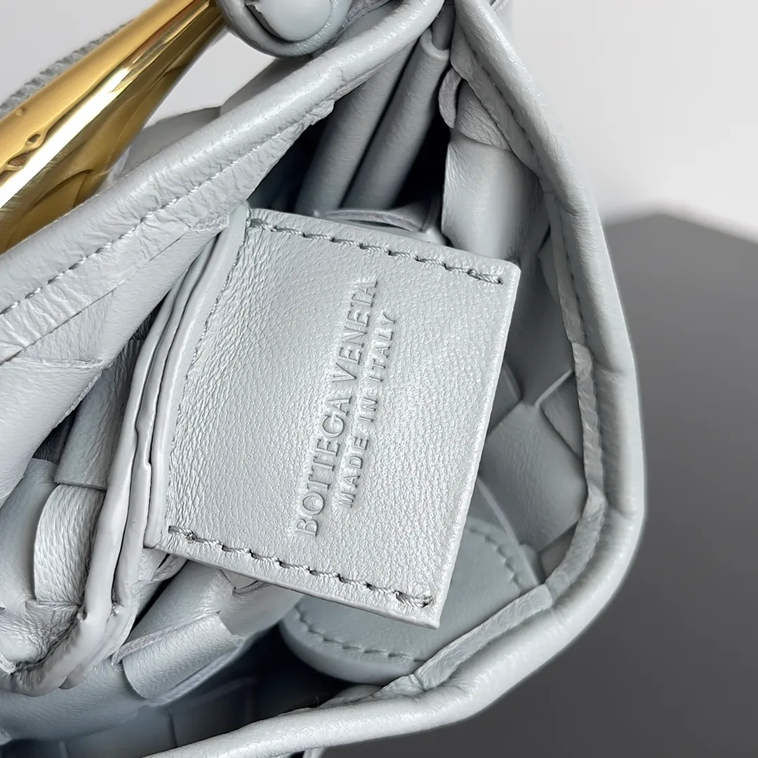 Batch of 1260 BV Mini Sardine is coming‼ ️Super high-end, stainless steel hardware + 24k real gold plating process, fish scales (concave and convex positions) are the finishing touch, the sardine bag that can be carried cross-body is completely beautiful to the heart. The metal element handle and the weaving are perfectly combined to completely integrate the artistic sense and elegance and fashion. It is really like a work of art🏺The large size is elegant, the small size is exquisite and cute, a must-have item for fashionistas, and the details are perfectly reproduced. Style number: 744267 Size 20*12*2.5